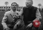 Standbild Football Team Praktiken mit mechanisierten Dummies Ventura California USA, 1948, aus Sekunde 12 historischem Filmmaterial Videoclip 65675044997
