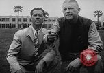 Standbild Football Team Praktiken mit mechanisierten Dummies Ventura California USA, 1948, aus Sekunde 13 historischem Filmmaterial Videoclip 65675044997