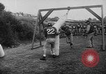 Standbild Football Team Praktiken mit mechanisierten Dummies Ventura California USA, 1948, aus Sekunde 14 historischem Filmmaterial Videoclip 65675044997