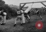 Standbild Football Team Praktiken mit mechanisierten Dummies Ventura California USA, 1948, aus Sekunde 15 historischem Filmmaterial Videoclip 65675044997