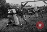 Standbild Football Team Praktiken mit mechanisierten Dummies Ventura California USA, 1948, aus Sekunde 16 historischem Filmmaterial Videoclip 65675044997