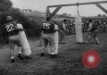 Standbild Football Team Praktiken mit mechanisierten Dummies Ventura California USA, 1948, aus Sekunde 17 historischem Filmmaterial Videoclip 65675044997