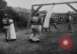 Standbild Football Team Praktiken mit mechanisierten Dummies Ventura California USA, 1948, aus Sekunde 18 historischem Filmmaterial Videoclip 65675044997