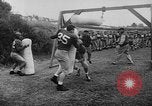 Standbild Football Team Praktiken mit mechanisierten Dummies Ventura California USA, 1948, aus Sekunde 19 historischem Filmmaterial Videoclip 65675044997