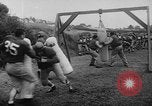 Standbild Football Team Praktiken mit mechanisierten Dummies Ventura California USA, 1948, aus Sekunde 20 historischem Filmmaterial Videoclip 65675044997