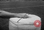 Standbild Football Team Praktiken mit mechanisierten Dummies Ventura California USA, 1948, aus Sekunde 22 historischem Filmmaterial Videoclip 65675044997