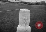 Standbild Football Team Praktiken mit mechanisierten Dummies Ventura California USA, 1948, aus Sekunde 24 historischem Filmmaterial Videoclip 65675044997