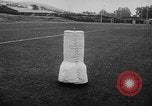 Standbild Football Team Praktiken mit mechanisierten Dummies Ventura California USA, 1948, aus Sekunde 25 historischem Filmmaterial Videoclip 65675044997