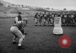 Standbild Football Team Praktiken mit mechanisierten Dummies Ventura California USA, 1948, aus Sekunde 27 historischem Filmmaterial Videoclip 65675044997