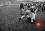 Standbild Football Team Praktiken mit mechanisierten Dummies Ventura California USA, 1948, aus Sekunde 28 historischem Filmmaterial Videoclip 65675044997