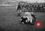Standbild Football Team Praktiken mit mechanisierten Dummies Ventura California USA, 1948, aus Sekunde 29 historischem Filmmaterial Videoclip 65675044997