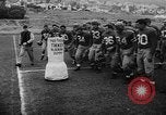 Standbild Football Team Praktiken mit mechanisierten Dummies Ventura California USA, 1948, aus Sekunde 37 historischem Filmmaterial Videoclip 65675044997
