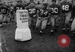 Standbild Football Team Praktiken mit mechanisierten Dummies Ventura California USA, 1948, aus Sekunde 38 historischem Filmmaterial Videoclip 65675044997