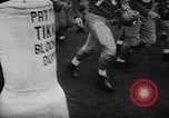 Standbild Football Team Praktiken mit mechanisierten Dummies Ventura California USA, 1948, aus Sekunde 39 historischem Filmmaterial Videoclip 65675044997