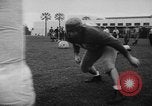 Standbild Football Team Praktiken mit mechanisierten Dummies Ventura California USA, 1948, aus Sekunde 40 historischem Filmmaterial Videoclip 65675044997