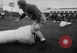 Standbild Football Team Praktiken mit mechanisierten Dummies Ventura California USA, 1948, aus Sekunde 41 historischem Filmmaterial Videoclip 65675044997