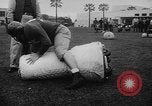 Standbild Football Team Praktiken mit mechanisierten Dummies Ventura California USA, 1948, aus Sekunde 42 historischem Filmmaterial Videoclip 65675044997