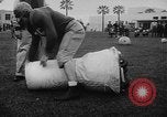 Standbild Football Team Praktiken mit mechanisierten Dummies Ventura California USA, 1948, aus Sekunde 43 historischem Filmmaterial Videoclip 65675044997
