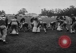 Standbild Football Team Praktiken mit mechanisierten Dummies Ventura California USA, 1948, aus Sekunde 44 historischem Filmmaterial Videoclip 65675044997