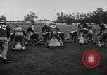 Standbild Football Team Praktiken mit mechanisierten Dummies Ventura California USA, 1948, aus Sekunde 45 historischem Filmmaterial Videoclip 65675044997