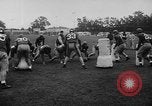 Standbild Football Team Praktiken mit mechanisierten Dummies Ventura California USA, 1948, aus Sekunde 46 historischem Filmmaterial Videoclip 65675044997
