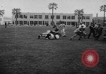 Standbild Football Team Praktiken mit mechanisierten Dummies Ventura California USA, 1948, aus Sekunde 50 historischem Filmmaterial Videoclip 65675044997