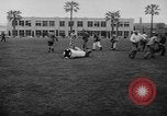 Standbild Football Team Praktiken mit mechanisierten Dummies Ventura California USA, 1948, aus Sekunde 51 historischem Filmmaterial Videoclip 65675044997