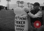 Standbild Football Team Praktiken mit mechanisierten Dummies Ventura California USA, 1948, aus Sekunde 52 historischem Filmmaterial Videoclip 65675044997