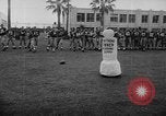 Standbild Football Team Praktiken mit mechanisierten Dummies Ventura California USA, 1948, aus Sekunde 58 historischem Filmmaterial Videoclip 65675044997