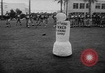 Standbild Football Team Praktiken mit mechanisierten Dummies Ventura California USA, 1948, aus Sekunde 59 historischem Filmmaterial Videoclip 65675044997