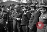 Standbild amerikanische Generalmajor Emil Reinhardt Torgau Deutschland, 1945, aus Sekunde 8 historischem Filmmaterial Videoclip 65675045002