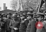 Standbild amerikanische Generalmajor Emil Reinhardt Torgau Deutschland, 1945, aus Sekunde 16 historischem Filmmaterial Videoclip 65675045002