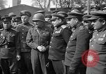 Standbild amerikanische Generalmajor Emil Reinhardt Torgau Deutschland, 1945, aus Sekunde 17 historischem Filmmaterial Videoclip 65675045002