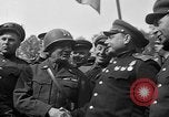 Standbild amerikanische Generalmajor Emil Reinhardt Torgau Deutschland, 1945, aus Sekunde 25 historischem Filmmaterial Videoclip 65675045002