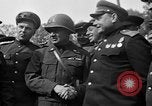 Standbild amerikanische Generalmajor Emil Reinhardt Torgau Deutschland, 1945, aus Sekunde 26 historischem Filmmaterial Videoclip 65675045002