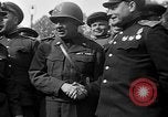 Standbild amerikanische Generalmajor Emil Reinhardt Torgau Deutschland, 1945, aus Sekunde 27 historischem Filmmaterial Videoclip 65675045002