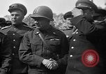 Standbild amerikanische Generalmajor Emil Reinhardt Torgau Deutschland, 1945, aus Sekunde 29 historischem Filmmaterial Videoclip 65675045002