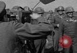 Standbild Die amerikanischen Truppen treffen Sowjets in Torgau Torgau Deutschland, 1945, aus Sekunde 1 historischem Filmmaterial Videoclip 65675045006