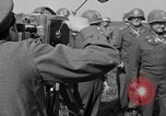 Standbild Die amerikanischen Truppen treffen Sowjets in Torgau Torgau Deutschland, 1945, aus Sekunde 3 historischem Filmmaterial Videoclip 65675045006