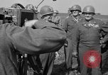 Standbild Die amerikanischen Truppen treffen Sowjets in Torgau Torgau Deutschland, 1945, aus Sekunde 4 historischem Filmmaterial Videoclip 65675045006