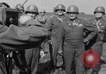 Standbild Die amerikanischen Truppen treffen Sowjets in Torgau Torgau Deutschland, 1945, aus Sekunde 5 historischem Filmmaterial Videoclip 65675045006