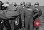 Standbild Die amerikanischen Truppen treffen Sowjets in Torgau Torgau Deutschland, 1945, aus Sekunde 6 historischem Filmmaterial Videoclip 65675045006
