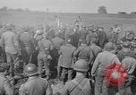 Standbild Die amerikanischen Truppen treffen Sowjets in Torgau Torgau Deutschland, 1945, aus Sekunde 7 historischem Filmmaterial Videoclip 65675045006