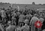 Standbild Die amerikanischen Truppen treffen Sowjets in Torgau Torgau Deutschland, 1945, aus Sekunde 8 historischem Filmmaterial Videoclip 65675045006