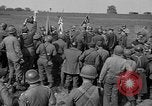 Standbild Die amerikanischen Truppen treffen Sowjets in Torgau Torgau Deutschland, 1945, aus Sekunde 9 historischem Filmmaterial Videoclip 65675045006