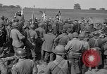 Standbild Die amerikanischen Truppen treffen Sowjets in Torgau Torgau Deutschland, 1945, aus Sekunde 11 historischem Filmmaterial Videoclip 65675045006