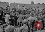 Standbild Die amerikanischen Truppen treffen Sowjets in Torgau Torgau Deutschland, 1945, aus Sekunde 12 historischem Filmmaterial Videoclip 65675045006