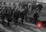 Standbild Die amerikanischen Truppen treffen Sowjets in Torgau Torgau Deutschland, 1945, aus Sekunde 22 historischem Filmmaterial Videoclip 65675045006