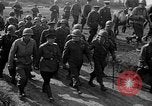 Standbild Die amerikanischen Truppen treffen Sowjets in Torgau Torgau Deutschland, 1945, aus Sekunde 23 historischem Filmmaterial Videoclip 65675045006