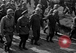Standbild Die amerikanischen Truppen treffen Sowjets in Torgau Torgau Deutschland, 1945, aus Sekunde 24 historischem Filmmaterial Videoclip 65675045006